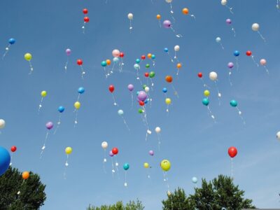 Luftballons im Himmel