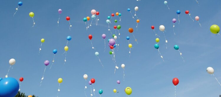 Luftballons im Himmel