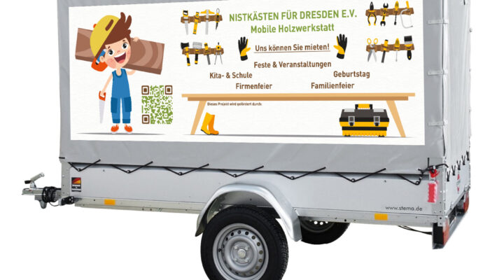 Mobile Holzwerkstatt - Darstellung eines PKW-Anhängers mit Werbeaufdruck